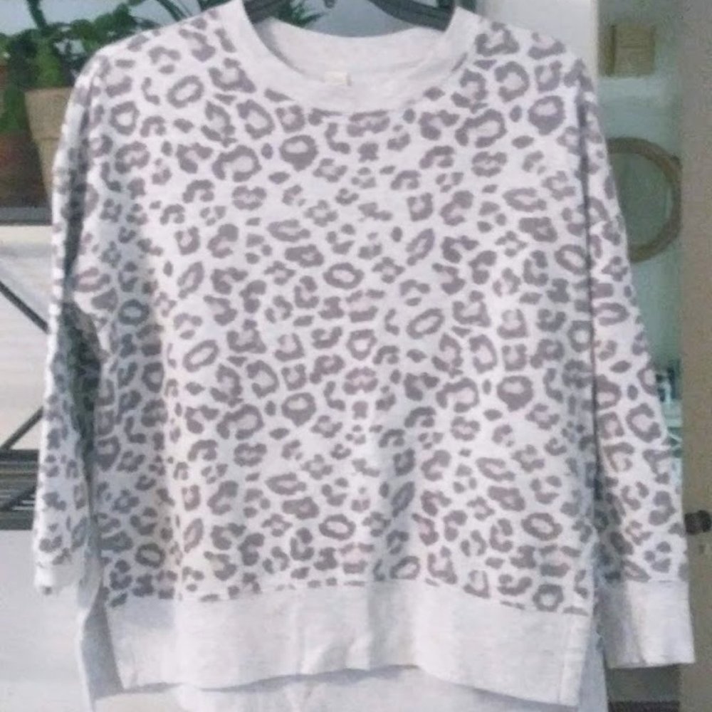 Green Tea L Cheetah print Sweatshirt